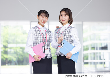 穿著醫務人員制服的女人的畫像 129194399