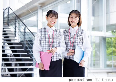 穿著醫務人員制服的女人的畫像 129194404