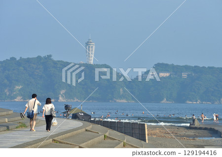 一對情侶在餛飩海岸散步道上散步 129194416