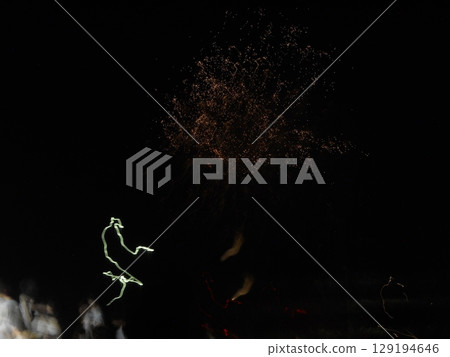 火花在黑暗中爆炸 火花在黑暗中爆炸 129194646