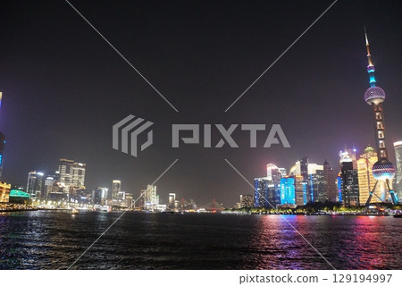 Shanghai night view from the Bund 129194997