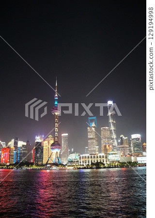 Shanghai night view from the Bund 129194998
