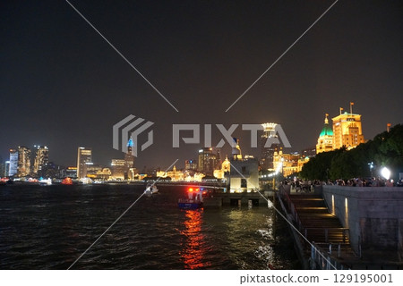 Night view of the Bund, Shanghai 129195001