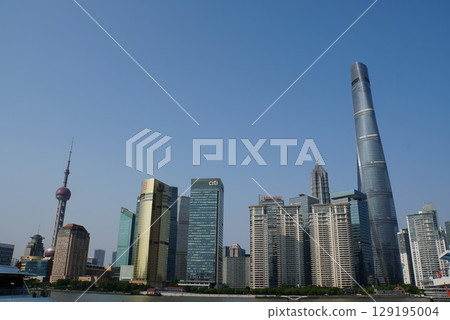 從外灘俯瞰上海城市景觀 從外灘俯瞰上海城市景觀 129195004