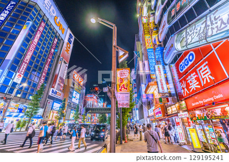 日本東京城市景觀：8月入境旅遊持續進行…秋葉原夜間也擠滿了外國遊客=3日晚上7點35分 129195241