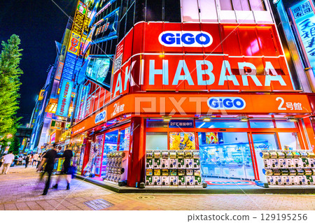 日本東京城市景觀：8月入境旅遊持續進行…秋葉原夜間也擠滿了外國遊客=3日晚上7點50分 129195256