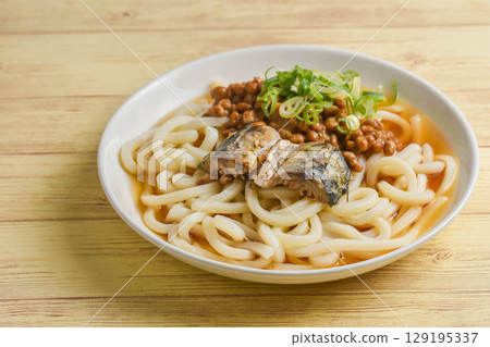 Nutritious cold udon noodles with canned mackerel and natto 129195337