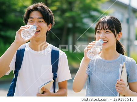 男女學生喝水防中暑 129195513