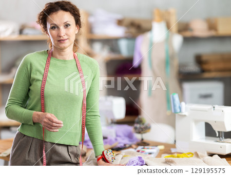 Woman tailor is in office 129195575