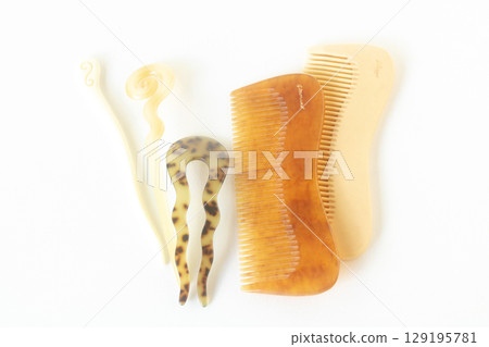 Old plastic comb and chignon clip Old plastic comb and chignon clip 129195781