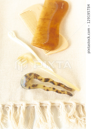 Old plastic comb and chignon clip 129195784