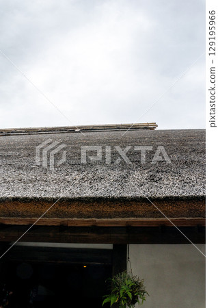 茅草屋頂的老房子風景 129195966