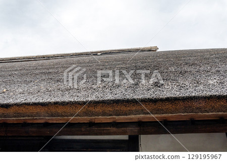 有茅草屋頂的老房子 129195967