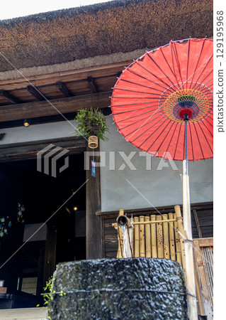 紅色的日本傘和老房子的風景 129195968