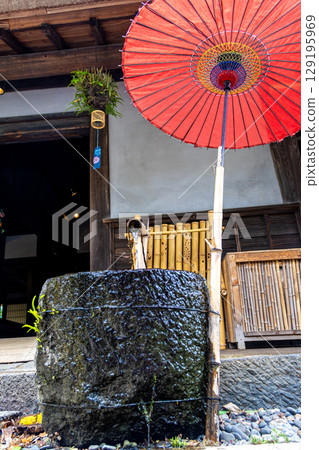 紅色的日本傘和老房子的風景 129195969