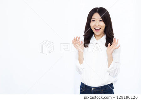 一個帶著微笑的驚訝的女人 129196126