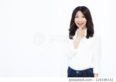 一個帶著微笑的驚訝的女人 129196132