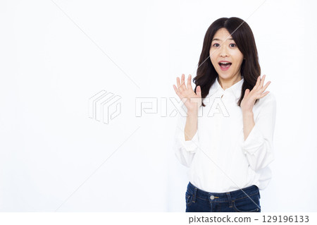 一個帶著微笑的驚訝的女人 129196133