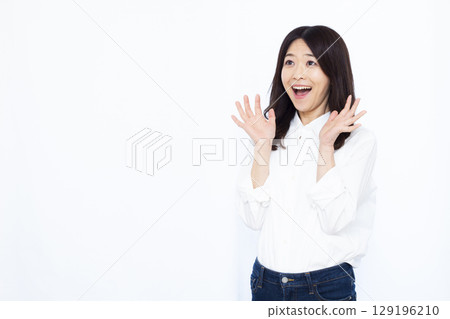 一個帶著微笑的驚訝的女人 129196210