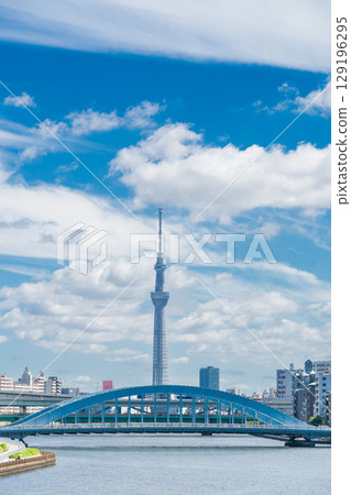 從中央區隅田川中央橋眺望的“東京” 從中央區隅田川中央橋眺望的“東京” 129196295