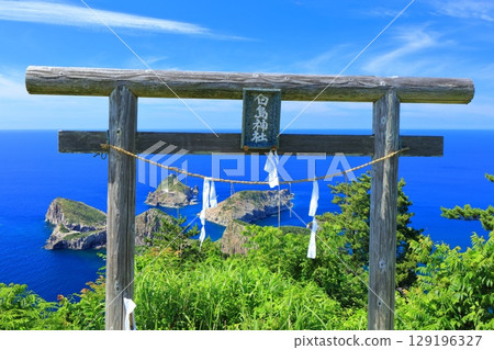 [Shimane Prefecture] Shirashima Shrine on Oki Island on a clear day (Dōgo) 129196327