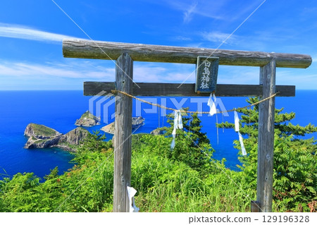 [Shimane Prefecture] Shirashima Shrine on Oki Island on a clear day (Dōgo) 129196328