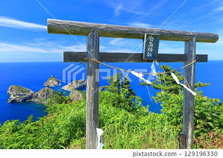 [Shimane Prefecture] Shirashima Shrine on Oki Island on a clear day (Dōgo) 129196330