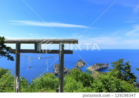 [Shimane Prefecture] Shirashima Shrine on Oki Island on a clear day (Dōgo) 129196347
