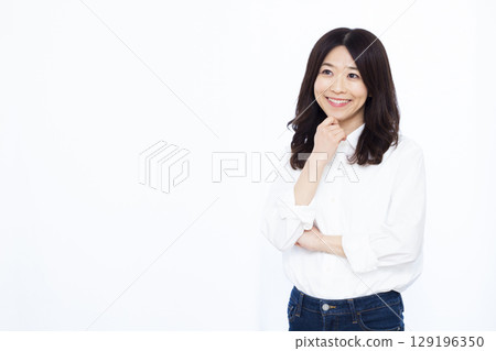 微笑著思考的女人 129196350