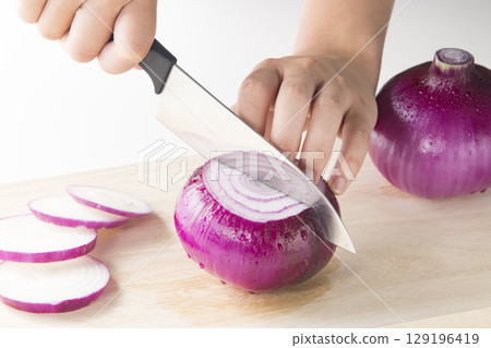 Cut purple onion 129196419