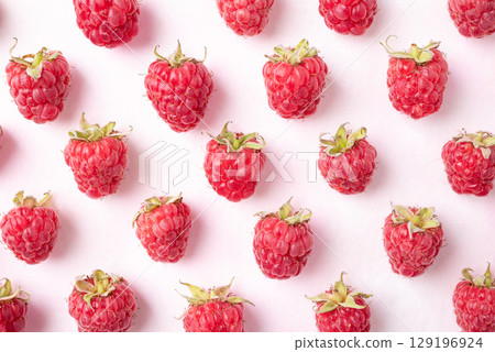 Flat lay of fresh ripe raspberry with leaf on pink background, Summer fruit, Top view Flat lay of fresh ripe raspberry with leaf on pink background, Summer fruit, Top view 129196924
