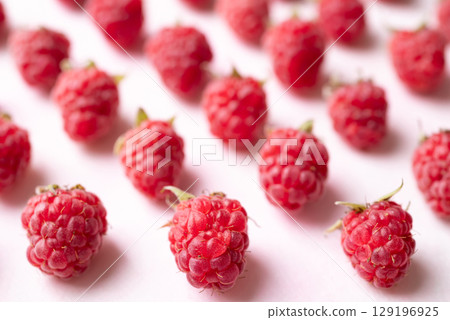 Fresh ripe raspberry with leaf on pink background, Summer fruit 129196925