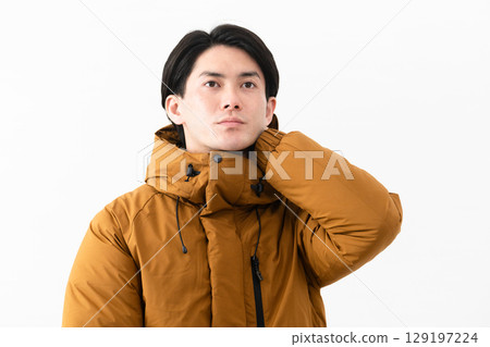 穿羽絨外套的年輕人 穿羽絨外套的年輕人 129197224