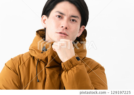 穿羽絨外套的年輕人 穿羽絨外套的年輕人 129197225