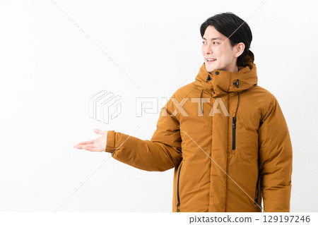 穿羽絨外套的年輕人 129197246