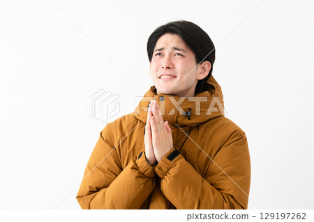 穿羽絨外套的年輕人 129197262