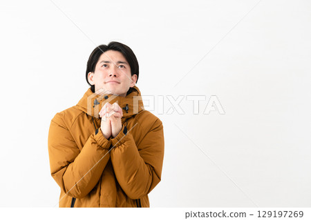 穿羽絨外套的年輕人 129197269