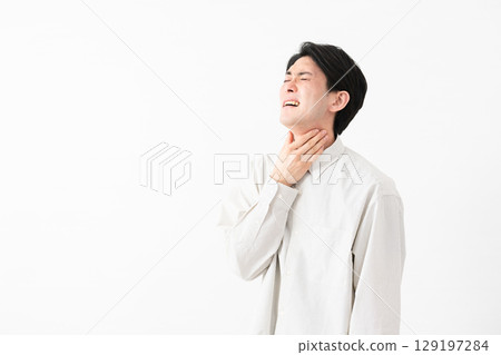 Young man wearing a long-sleeved white shirt 129197284
