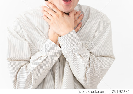 穿著長袖白襯衫的年輕人 穿著長袖白襯衫的年輕人 129197285