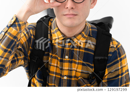 穿著格子衣服的年輕人 129197299