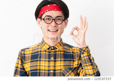 穿著格子衣服的年輕人 穿著格子衣服的年輕人 129197337