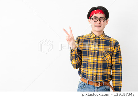 穿著格子衣服的年輕人 129197342