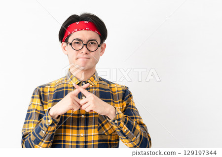 穿著格子衣服的年輕人 129197344