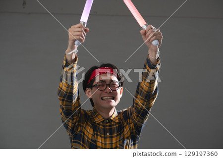 穿著格子衣服的年輕人 129197360