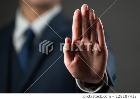 穿西裝的年輕人商業形象 129197412