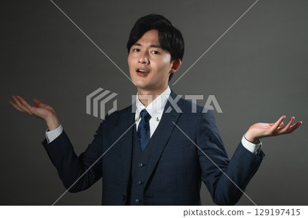 穿西裝的年輕人商業形象 129197415