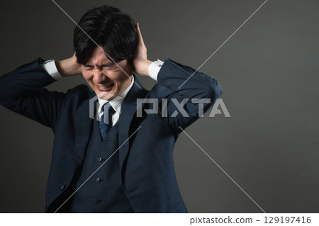 穿西裝的年輕人商業形象 穿西裝的年輕人商業形象 129197416