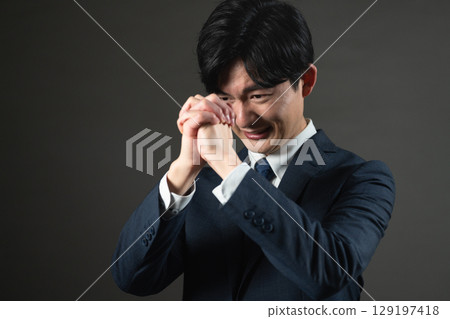 穿西裝的年輕人商業形象 穿西裝的年輕人商業形象 129197418