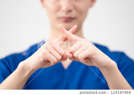 一名身穿醫用手術服的年輕人 一名身穿醫用手術服的年輕人 129197469