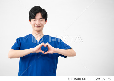一名身穿醫用手術服的年輕人 一名身穿醫用手術服的年輕人 129197470